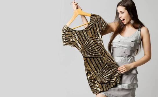 Elegancka mała czarna midi z błyszczącymi dodatkami – stylizacje na karnawał