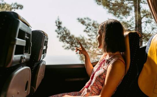 Wynajem busów premium: jak nowoczesne multimedia uatrakcyjniają podróż?