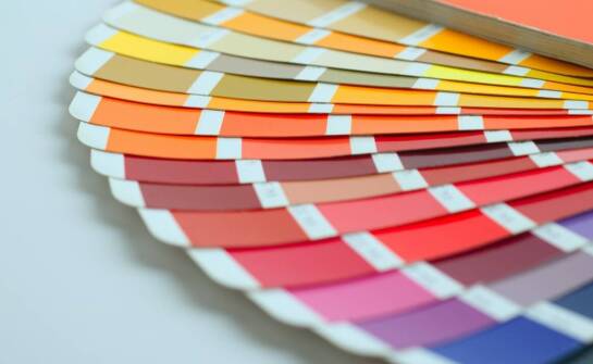 Zalety druku PANTONE na materiałach poligraficznych