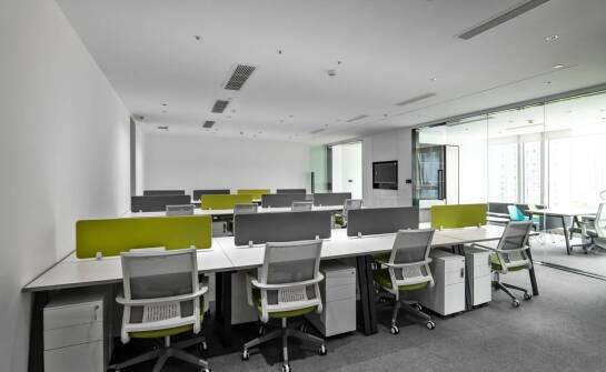 Jak sufit napinany wpływa na komfort użytkowania przestrzeni biurowych?