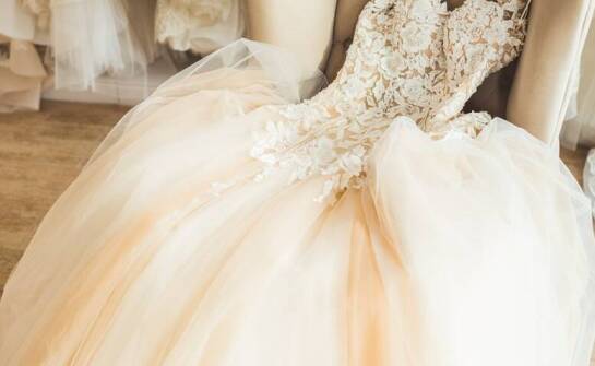 Inspiracje stylizacyjne z eleganckimi sukienkami mini na wesele