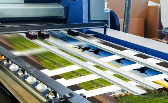 Jakie korzyści przynosi współpraca z małą drukarnią cyfrową przy tworzeniu folderów reklamowych?