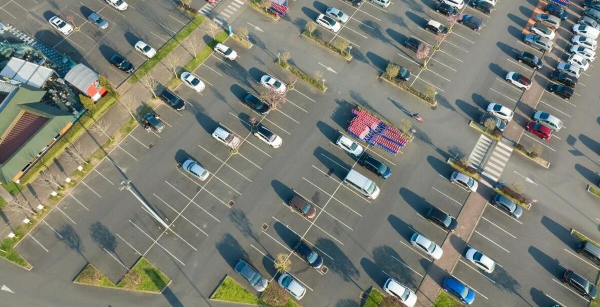 Utwardzona nawierzchnia – dlaczego jest istotna na parkingu?