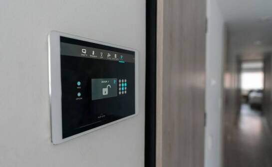 Jakie są zalety inteligentnych instalacji w mieszkaniu dla dwojga?
