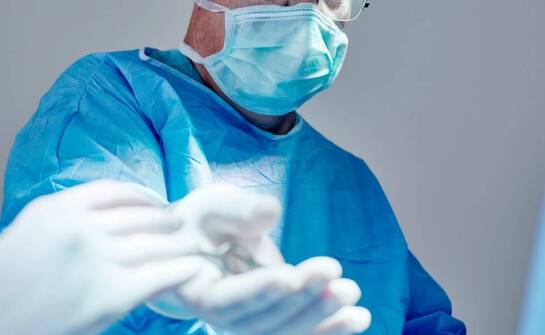 Operacja zaćmy u pacjentów starszych: szczególne uwagi i zalecenia