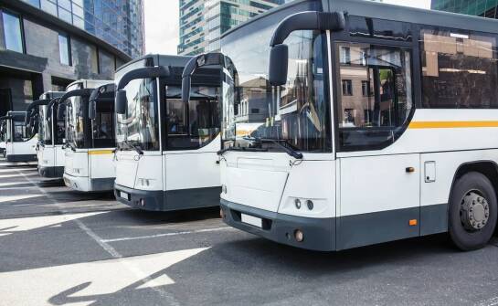 Jak dostępność transportu publicznego wpływa na wynajem biur w Piasecznie?