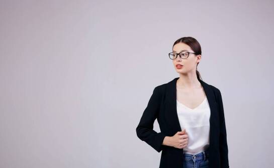 Okulary firmowe jako elegancki dodatek do stylizacji biznesowej