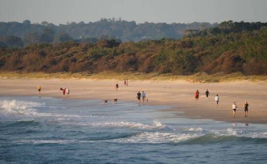 Kempingi nad morzem z bezpośrednim dostępem do plaży: korzyści dla rodzin