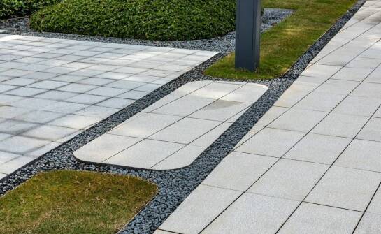 Jakie są zalety stosowania słupków z betonu architektonicznego w miejscach publicznych?