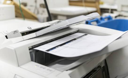 Jakie funkcje oferuje Canon MF643CDW w kontekście wydajności biurowej?