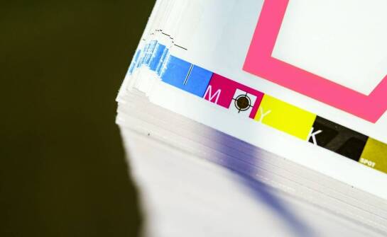 Porównanie technologii druku inkjet i laserowego w kontekście znakowania przemysłowego