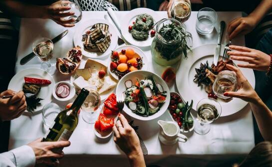 Oferta gastronomiczna dla rodzin w ośrodku wypoczynkowym nad morzem