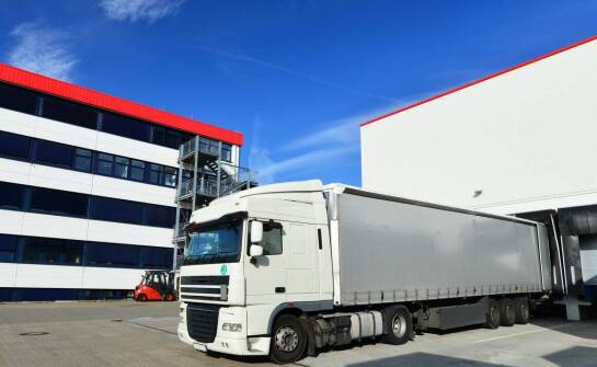 Udogodnienia w transporcie firanka – jak zwiększają bezpieczeństwo ładunku