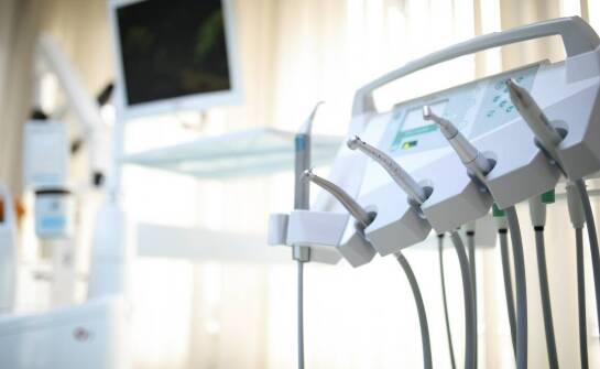 Precyzyjne leczenie kanałowe: jak mikroskopy wspierają endodoncję?