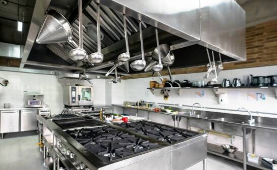 Jak dopasować meble gastronomiczne ze stali nierdzewnej do potrzeb restauracji?