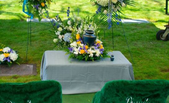 Jakie elementy uwzględnić przy planowaniu ceremonii pogrzebowej?