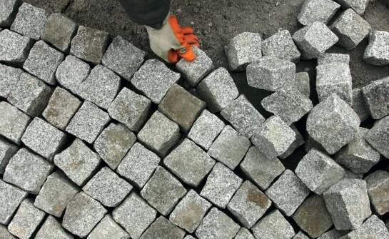 Jak układać kostkę granitową na skomplikowanych powierzchniach?