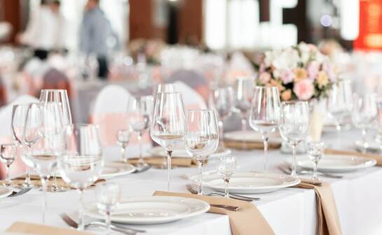 Jak catering wpływa na atmosferę wesela – kluczowe aspekty do rozważenia
