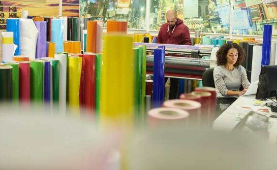 W jaki sposób hurtownia materiałów wspiera personalizację produktów?