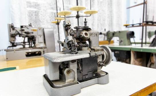 Porównanie stębnówek i owerloków – który typ maszyny wybrać?