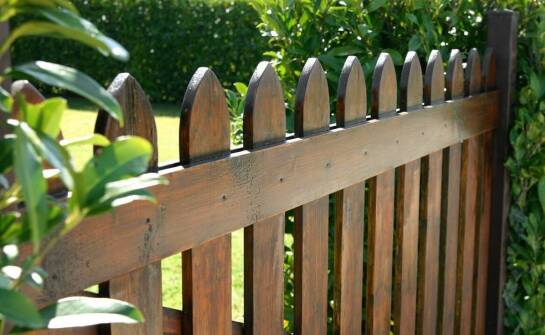 Zalety gotowego płotu w architekturze ogrodowej