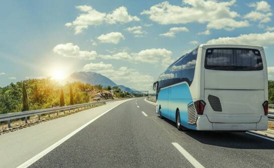 Dlaczego wynajem busa to dobra opcja na wycieczki szkolne?