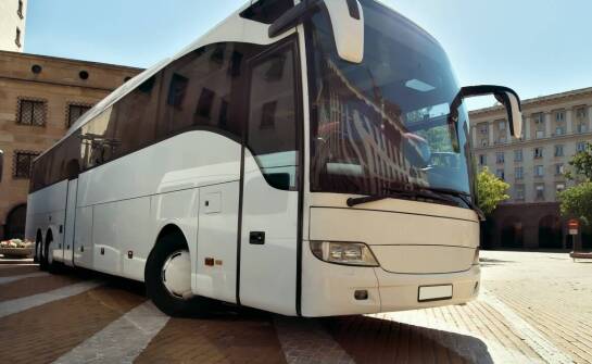 Wynajem busa na 20 osób – jakie są koszty związane z ubezpieczeniem?