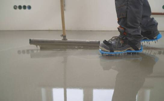 Zacieranie betonu ręcznie a jego trwałość – co warto wiedzieć?