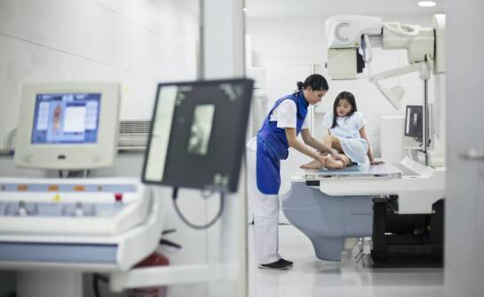 Jakie są różnice w dostępności badań diagnostycznych prywatnie i publicznie?