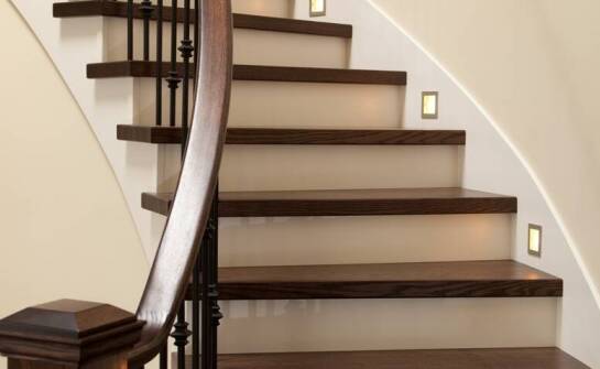 Jakie dodatki architektoniczne można łączyć ze schodami granitowymi?