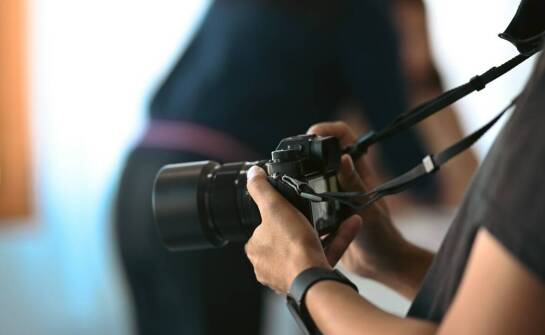 Rola fotografa w produkcji filmów reklamowych – jak wpływa na jakość obrazu?