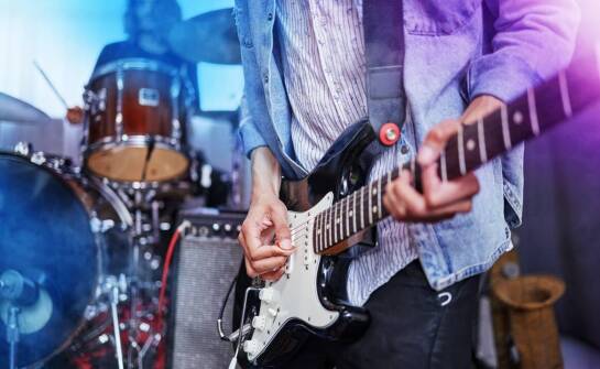 Jakie techniki improwizacji można poznać podczas zajęć z gry na gitarze?