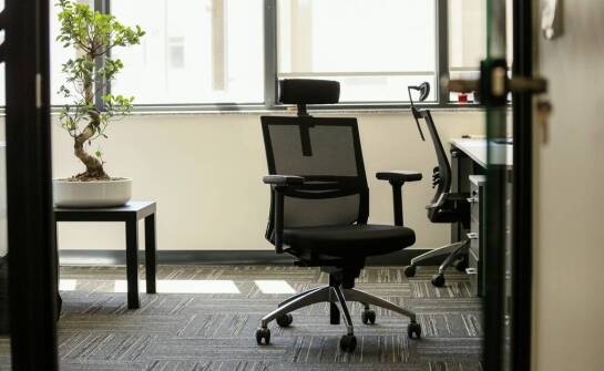 Ergonomiczne krzesło do pracy: jak jego regulacje wpływają na komfort użytkowania?