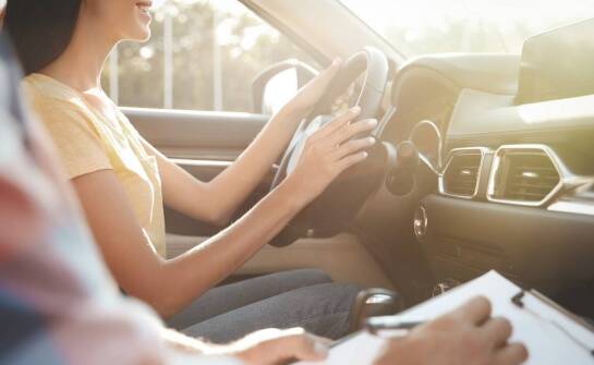 Jakie są etapy zdobywania prawa jazdy na auto?