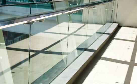 Kluczowe zalety balustrad stalowych w przestrzeniach komercyjnych