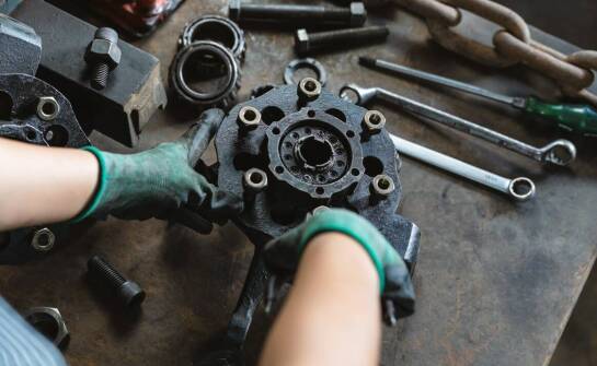 Jakie są najczęstsze błędy przy używaniu prasy do lin stalowych i jak ich unikać?