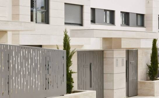 Balustrady aluminiowe w przestrzeni publicznej – zastosowania i korzyści