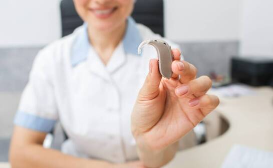 Jakie innowacje technologiczne wprowadza marka Oticon w swoich produktach?