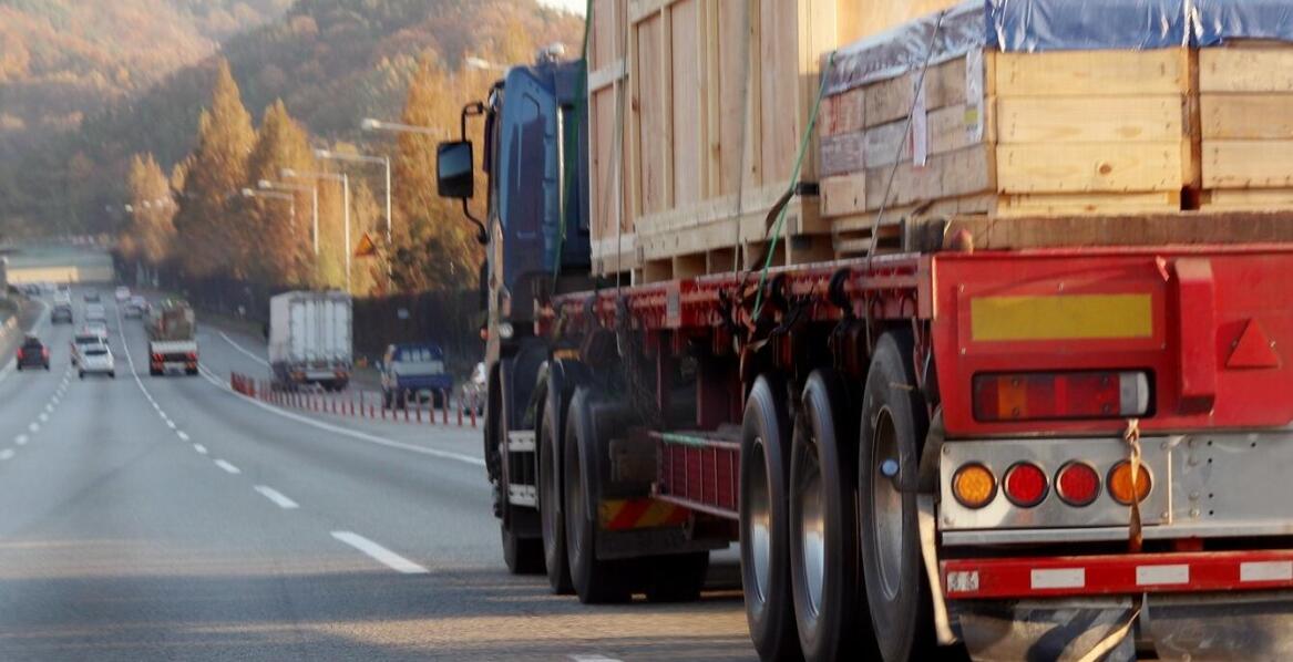 Jak ubezpieczenie OC przewoźnika wpływa na bezpieczeństwo transportu aut?