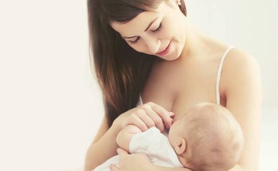 Jak koszula do karmienia w rozmiarze 52 ułatwia życie młodym mamom?