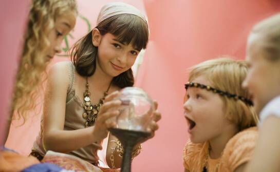 W jaki sposób baza polonika angażuje młodzież w projekty związane z dziedzictwem kulturowym?