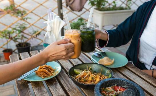 Smoothies czy caffe frappe – co wybrać na letnie orzeźwienie?
