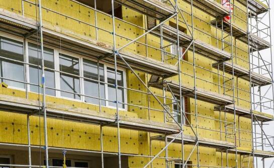 Jak przygotować się do montażu rusztowania na placu budowy?