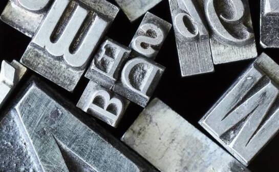 Grawerowanie na aluminium – dlaczego to idealne rozwiązanie dla plakietek z imieniem?