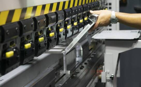 Jakie są kluczowe cechy giętarek do liter 3D, które zwiększają efektywność produkcji?