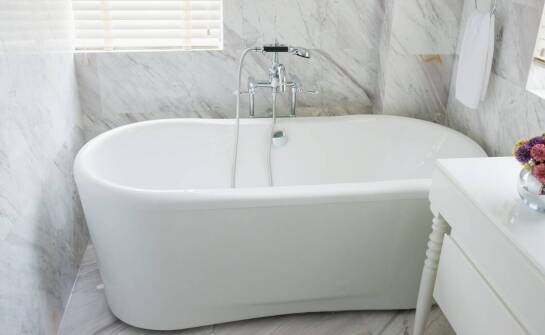 Wie richtet man ein kleines Badezimmer mit einer freistehenden Badewanne ein?