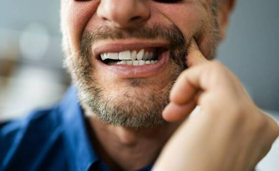 Jakie są objawy, które powinny skłonić do odwiedzenia dentysty?