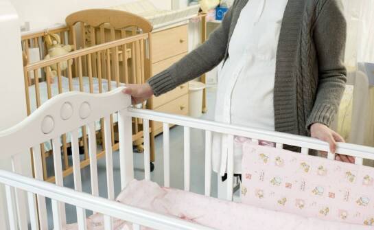 Rola łóżeczek z regulowaną wysokością w podnoszeniu standardów opieki medycznej
