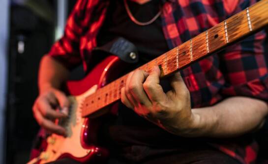 Jak nauka gry na gitarze w szkole muzycznej może rozwijać umiejętności artystyczne?