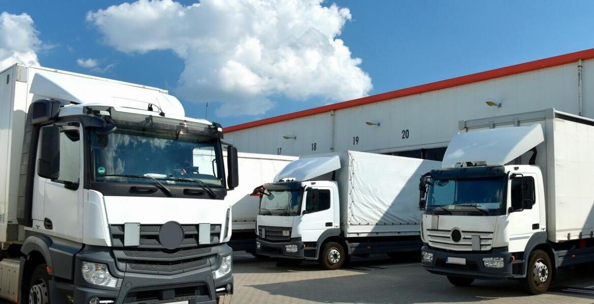 Jakie są różnice w transporcie aut osobowych i dostawczych lawetą?